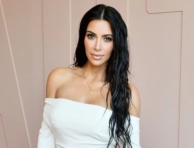 Κολάζει για μία ακόμη φορά η Κιμ Καρντάσιαν - Δείτε τη με διάφανο φόρεμα και χωρίς σουτιέν! (φωτό)